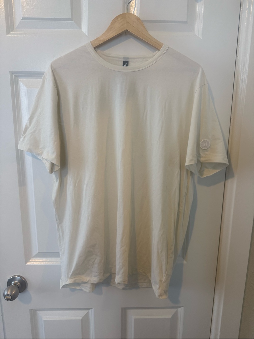 Vuori Shirt Men’s Large White Cream Cotton Lightweight T Shirt Size Large